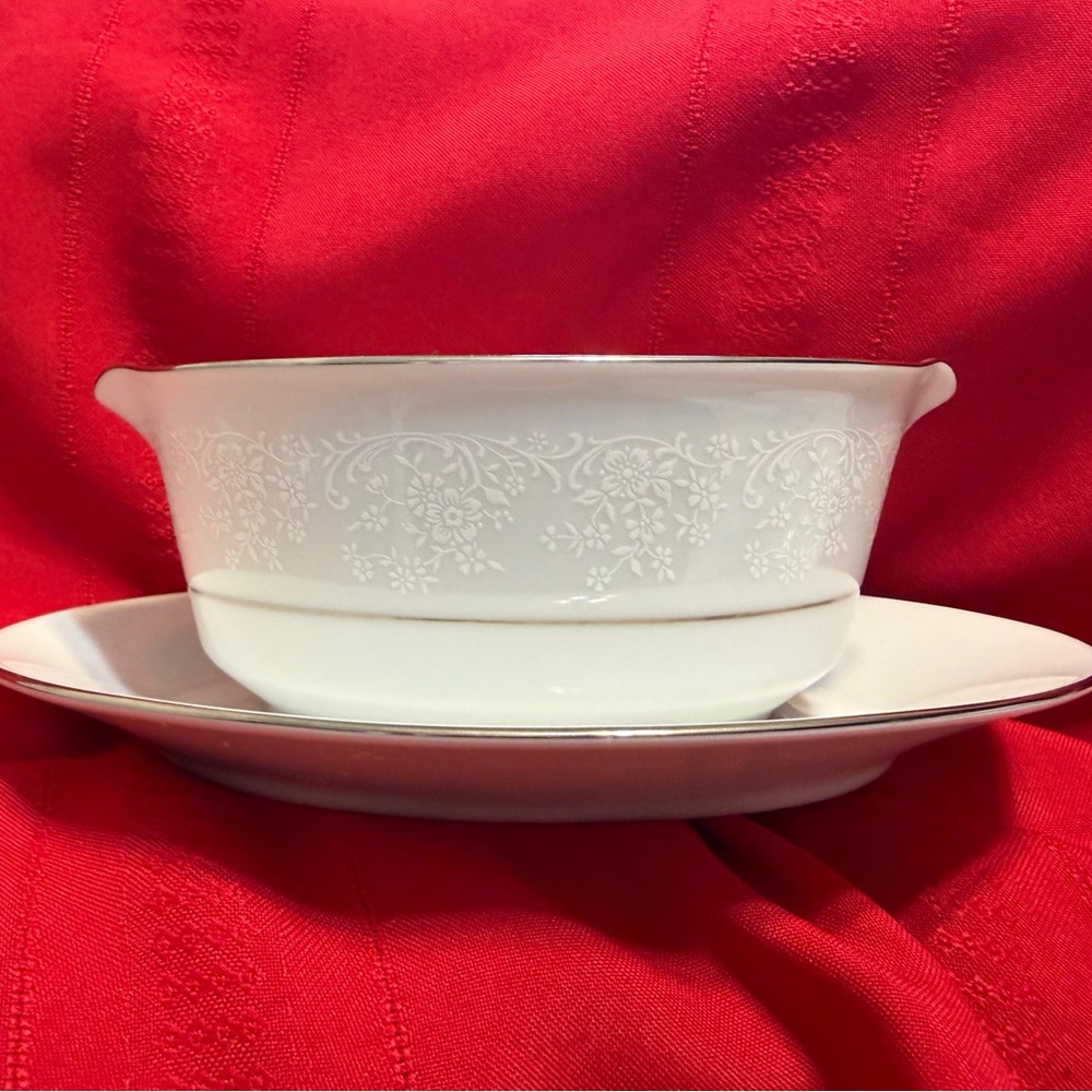 Noritake Tahoe 2585 gravy boat with attached saucer *discontinued pattern